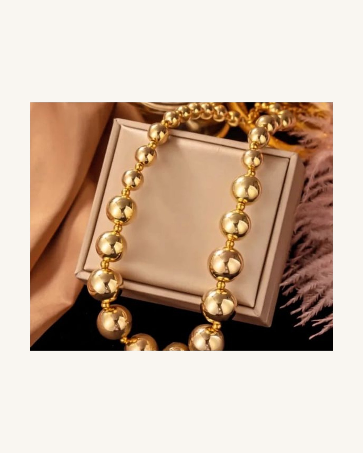 Collar Bolas Doradas